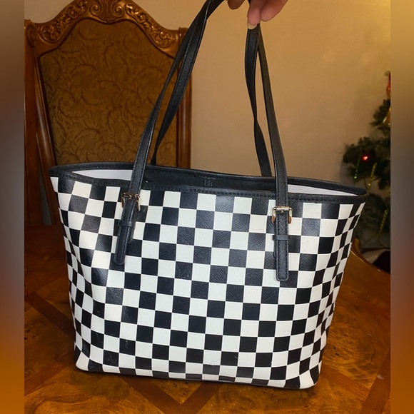 Michael Kors Saffiano Leather RETAILS $360 - Picture 4 of 9